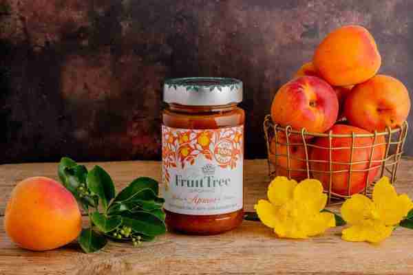 20.10 Apricot packshot with fruit and flowers